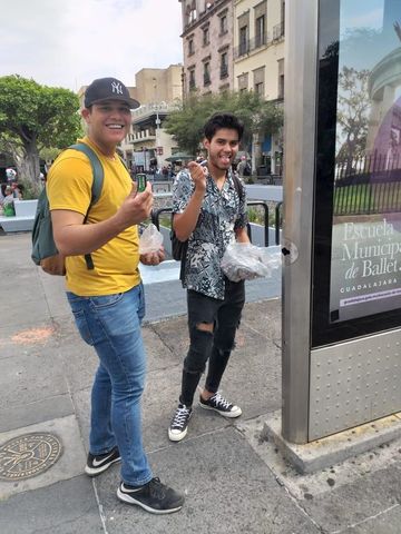 Se les deposito en el contenedor ubicado en el centro de la ciudad